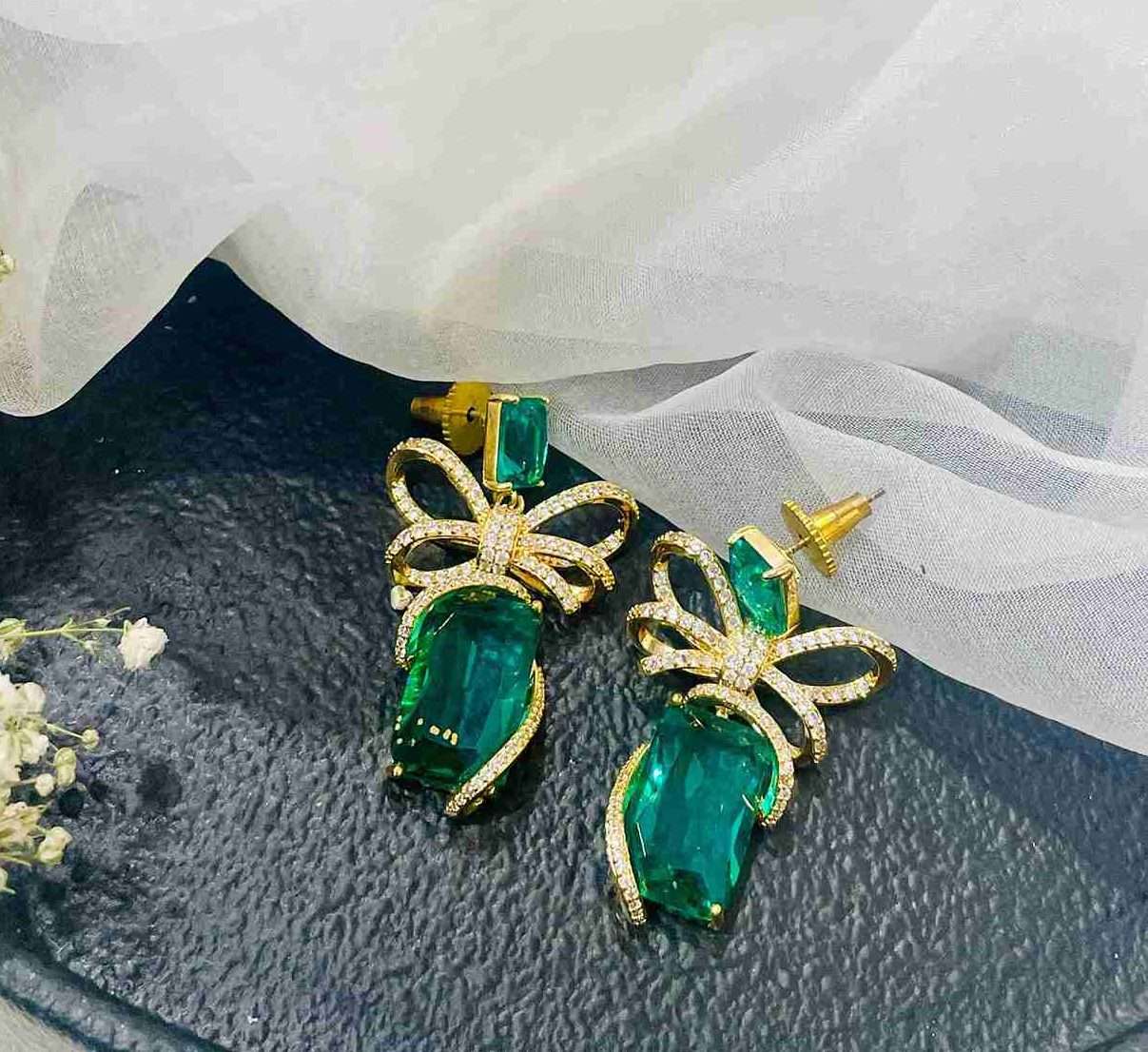 BOW GREEN SWAROVSKI EARRING image 0