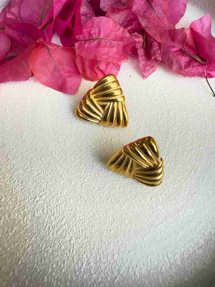 TRIANGLE LINING STUD image 0