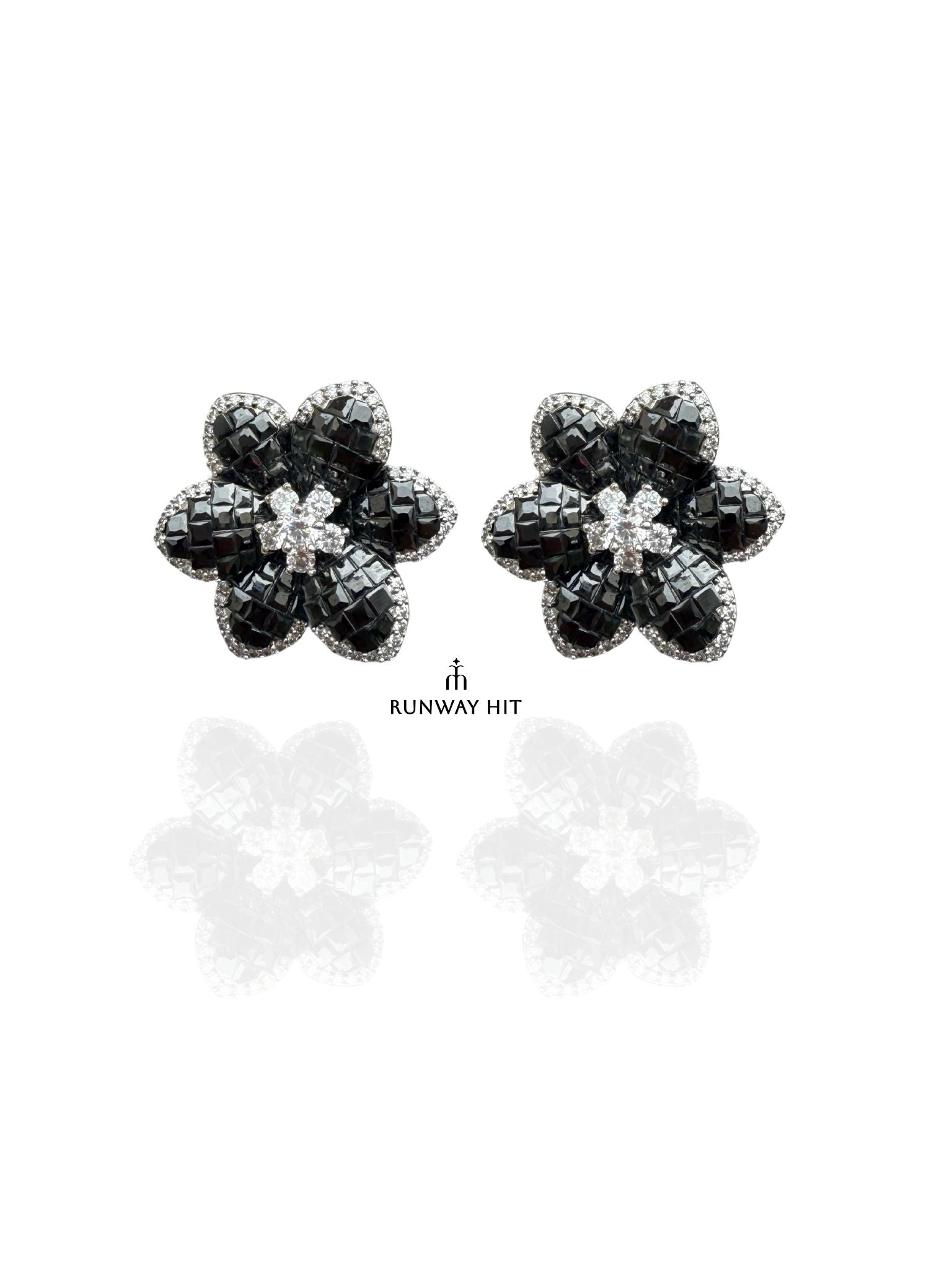 SNOWY FLOWER STUD