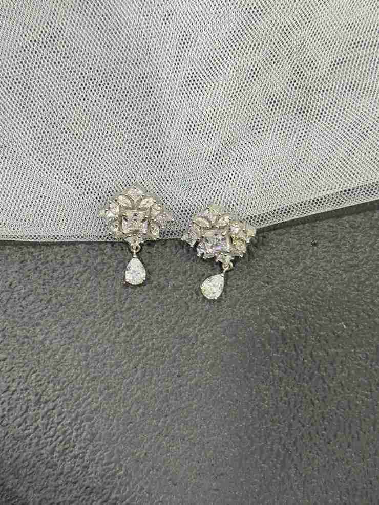 BONITA SMALL EARRING image 0