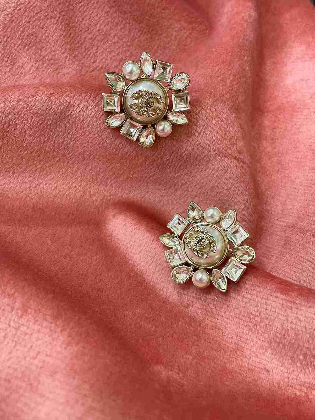 CHANEL CREESTY STUD image 0