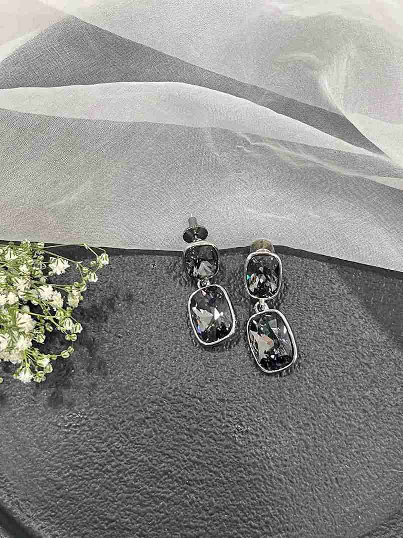 SWAROVSKI BLACK DROP EARRING image 0