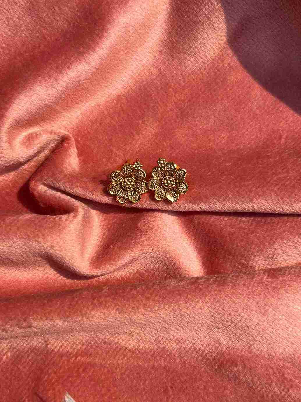 tihangi flower stud image 0