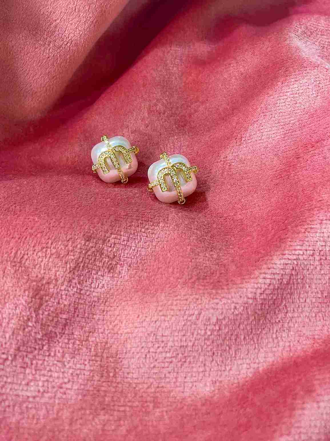MIU MIU PEARL STUD image 1