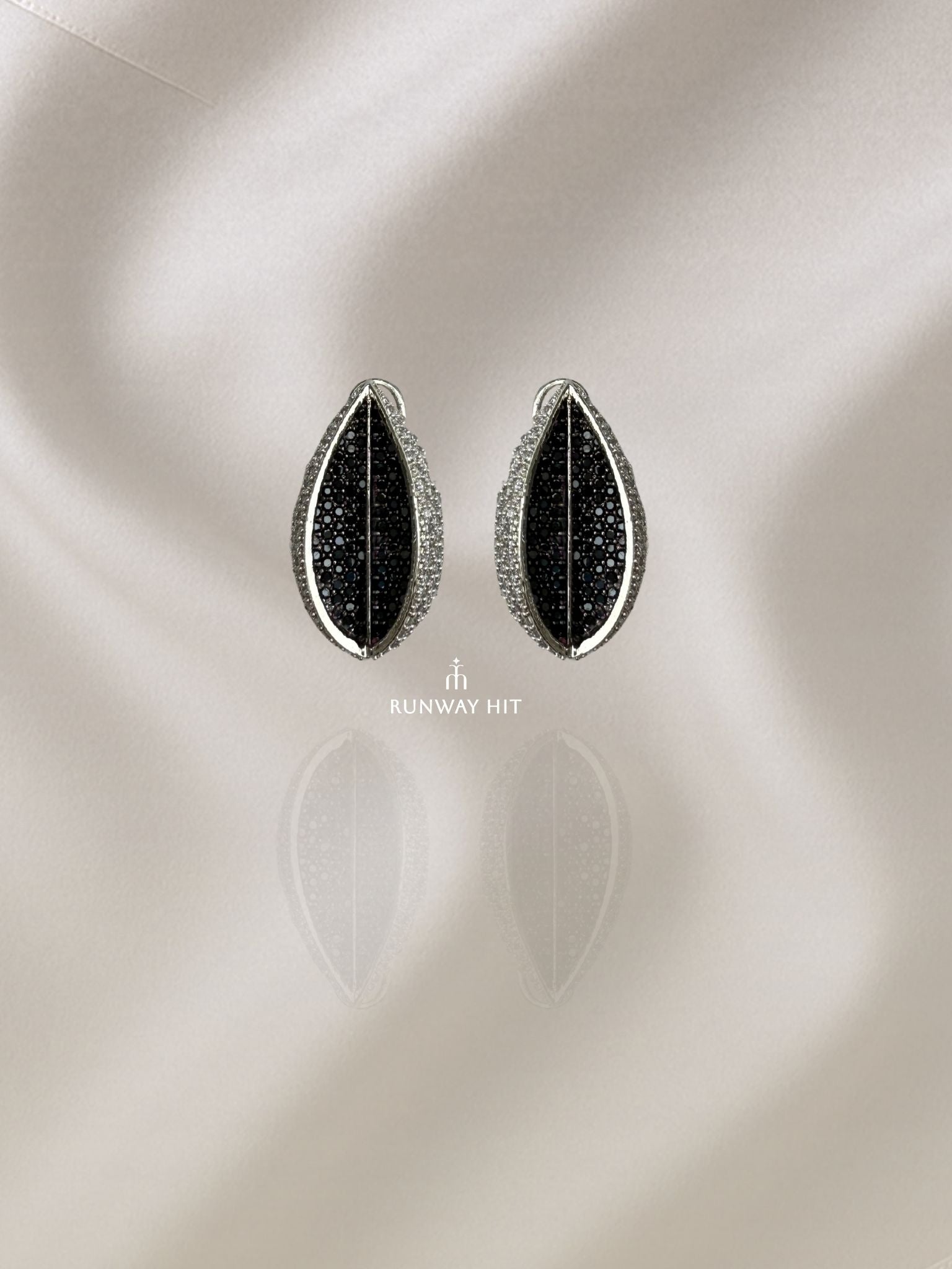 LEAF STUD (Black)