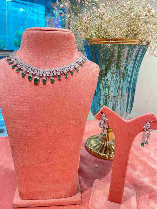 SURVI GREEN EMERALD NECKLACE SET image 0
