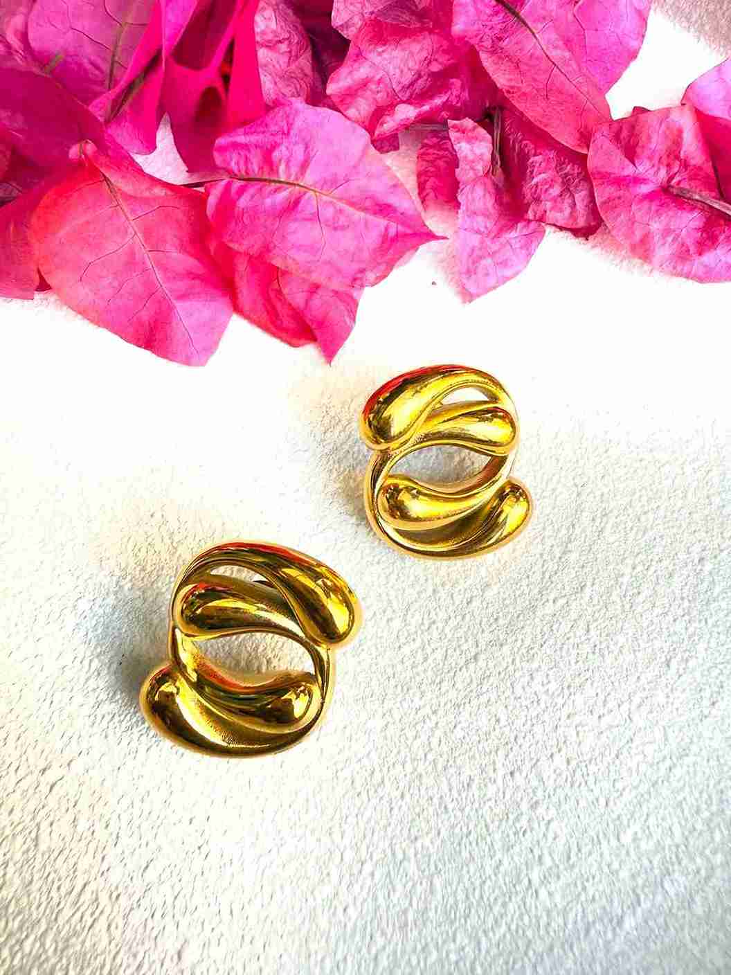 HUGGIES STUD image 0