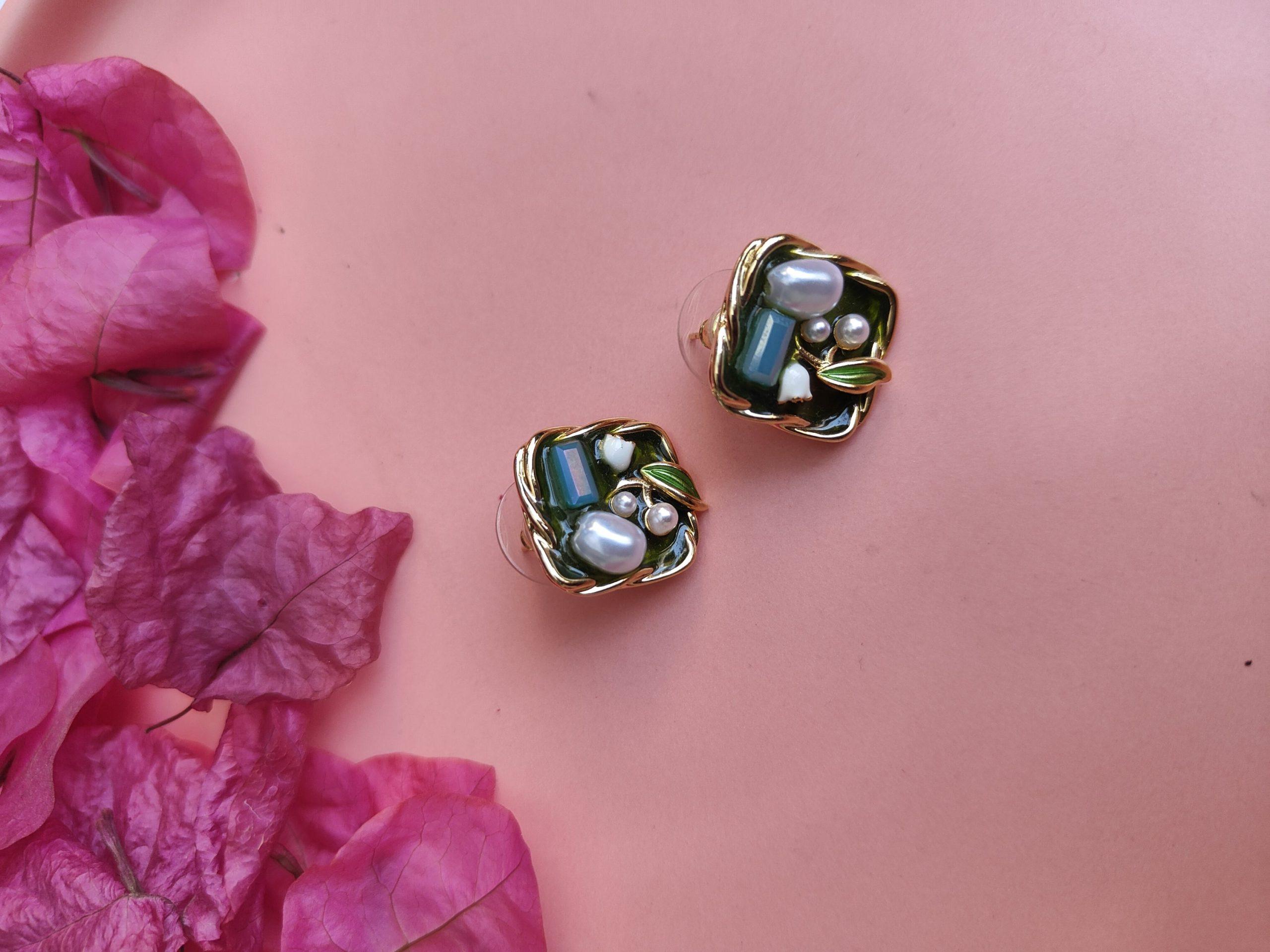 Resin Green Moti Stud image 0