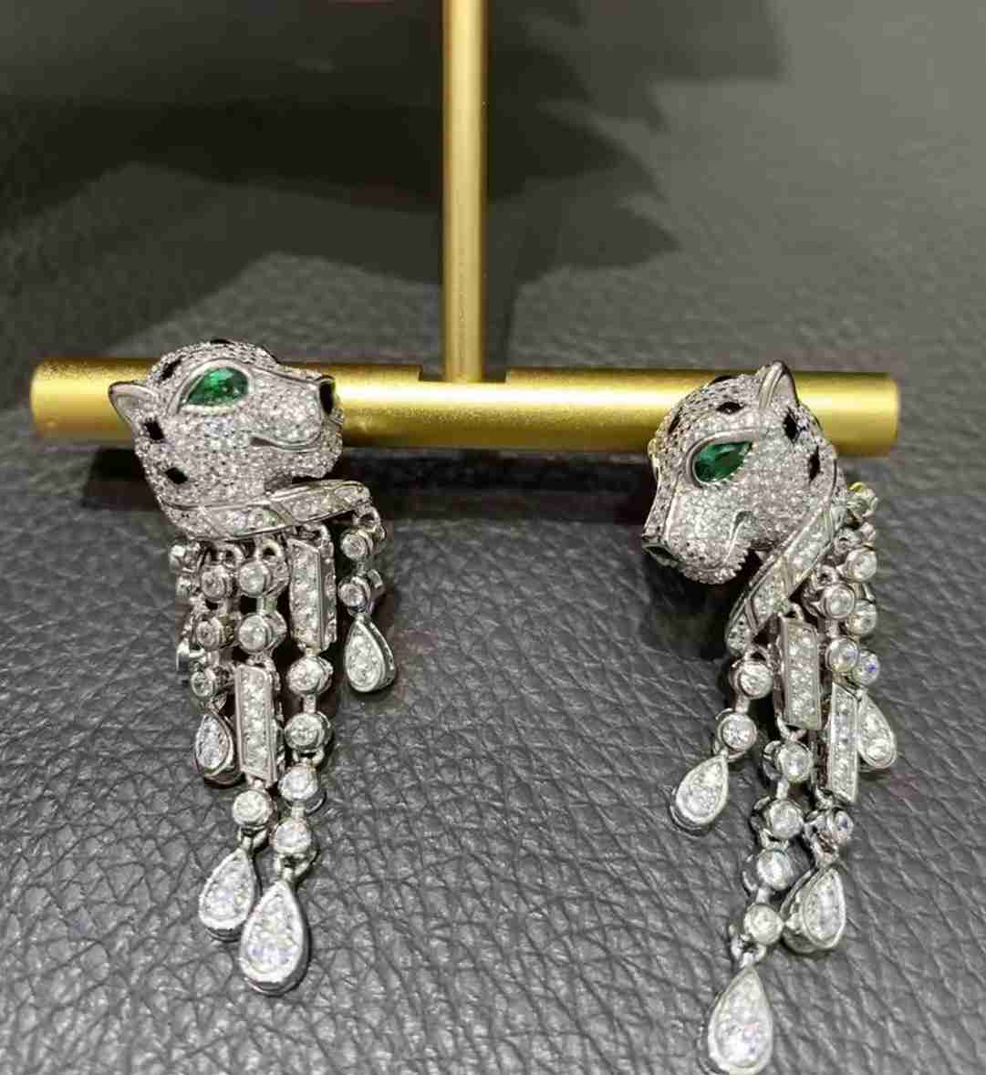 PANTHER HANGING STUD image 1