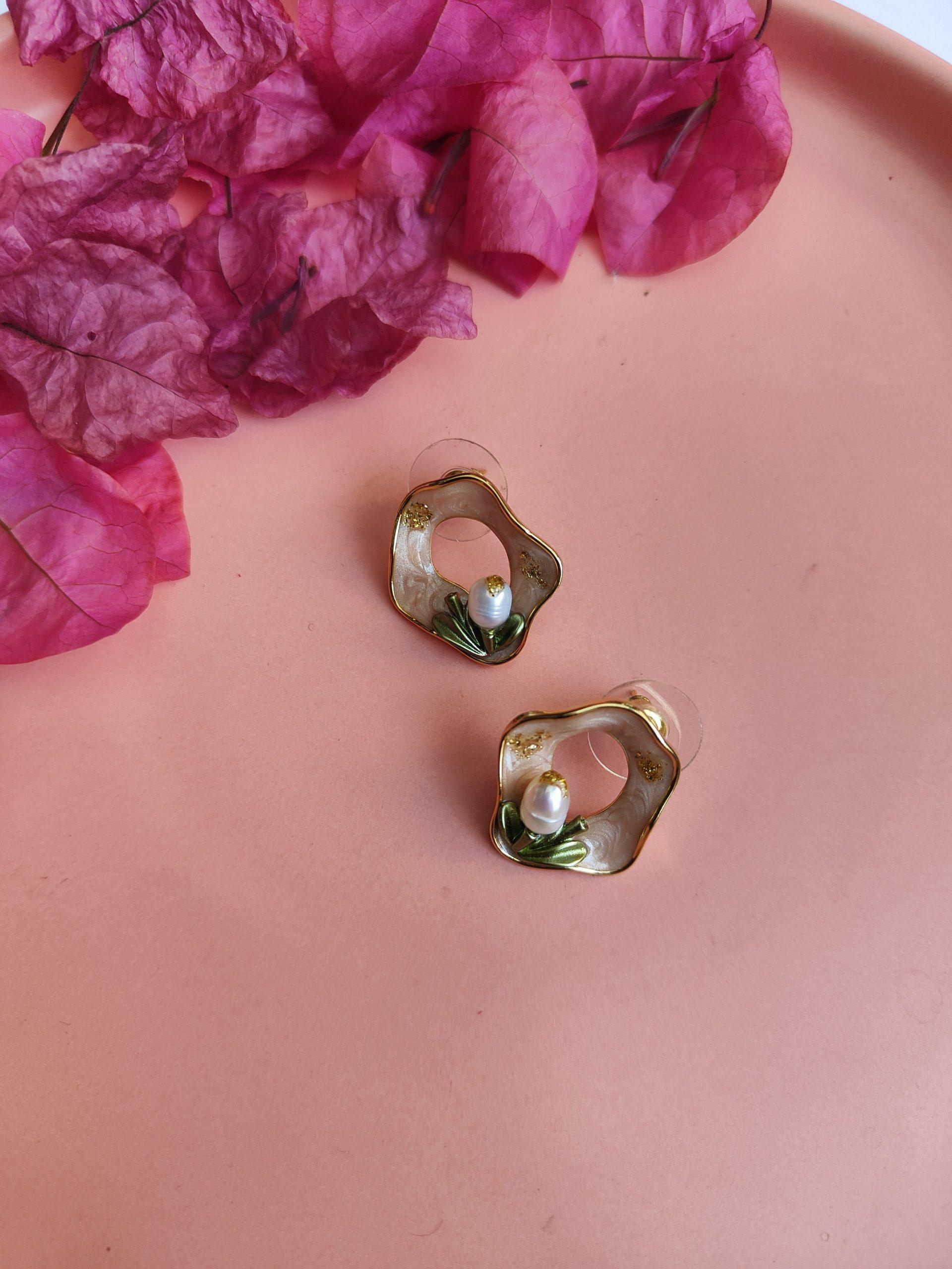 Golden Pearl Earings image 0