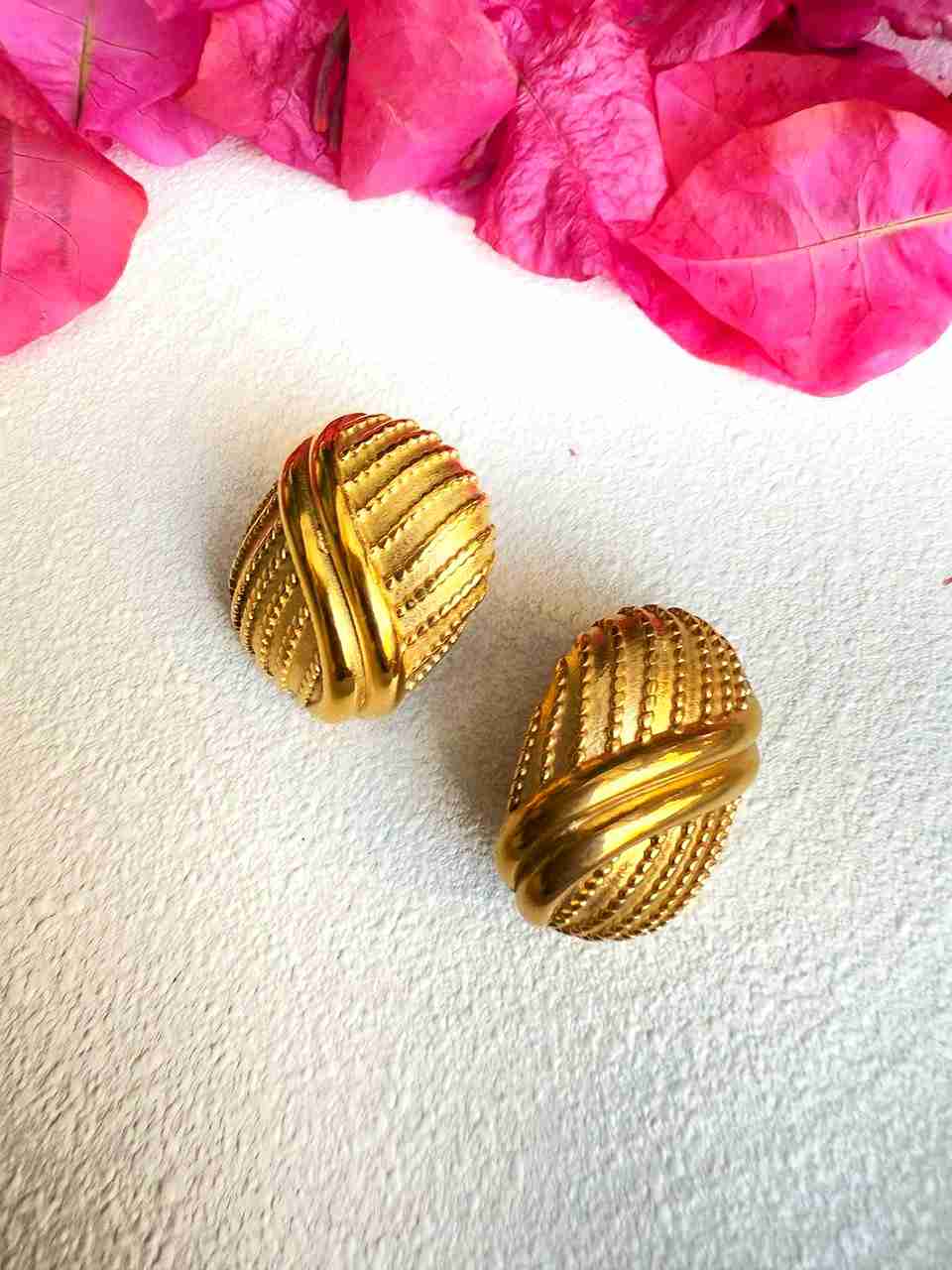 SHELTER STUD image 0