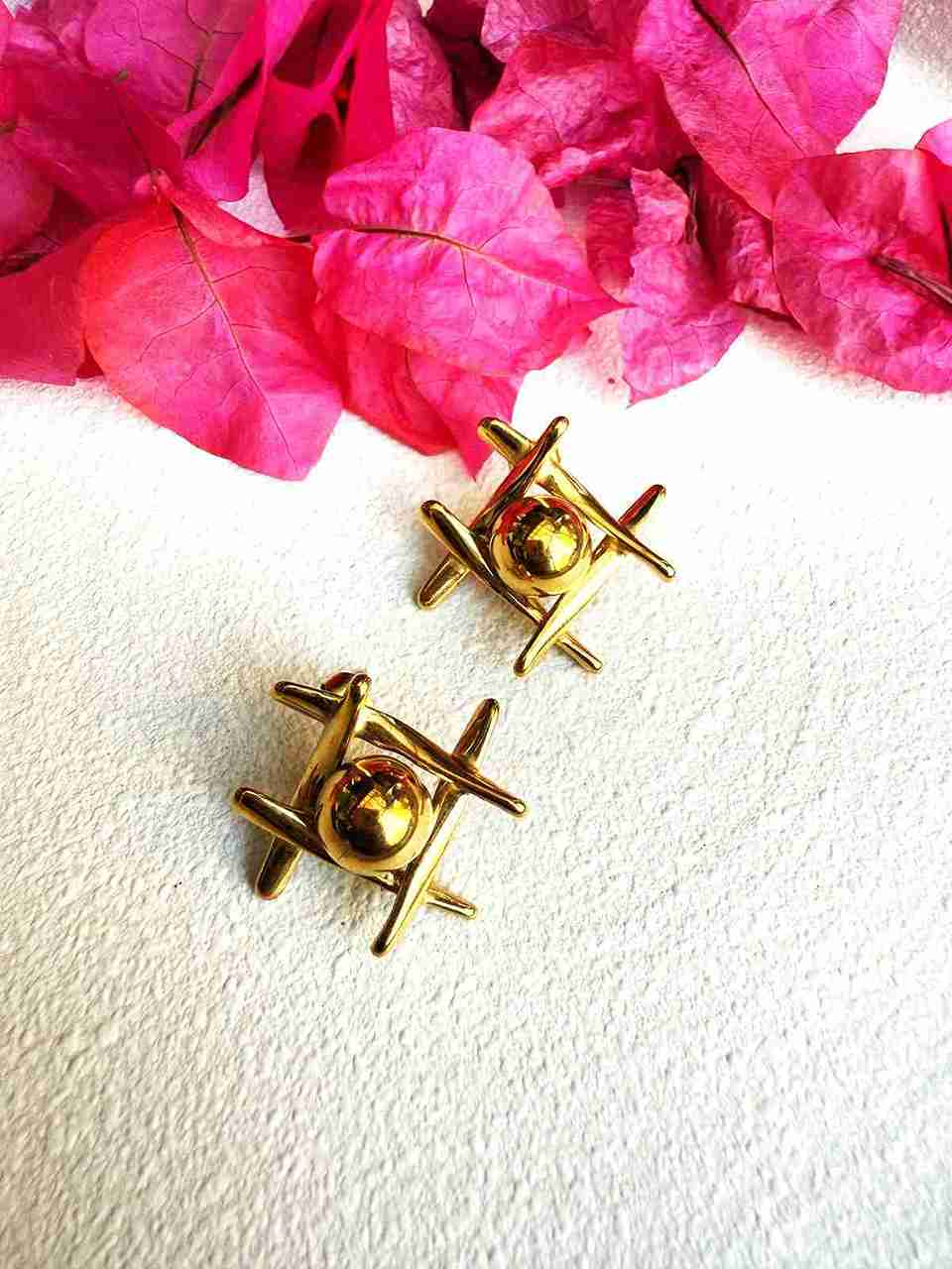 08 CROSS DOT STUD image 0