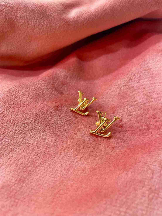LV LETTER STUD image 0