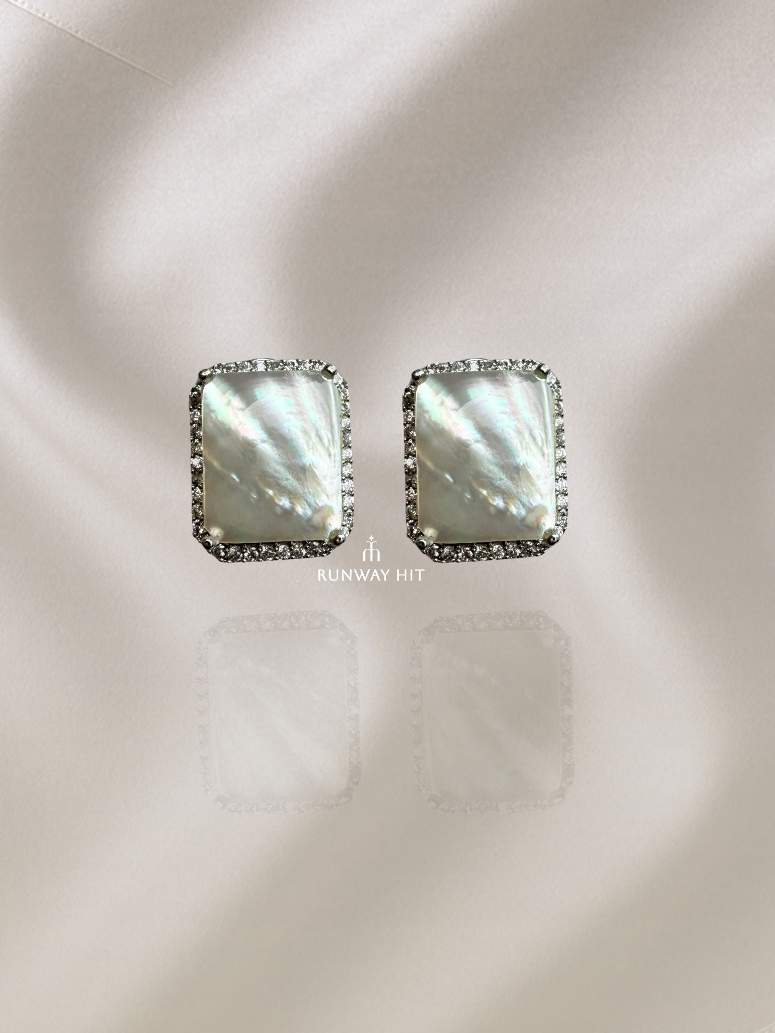 ANNY MOTHER OF PEARL STUD