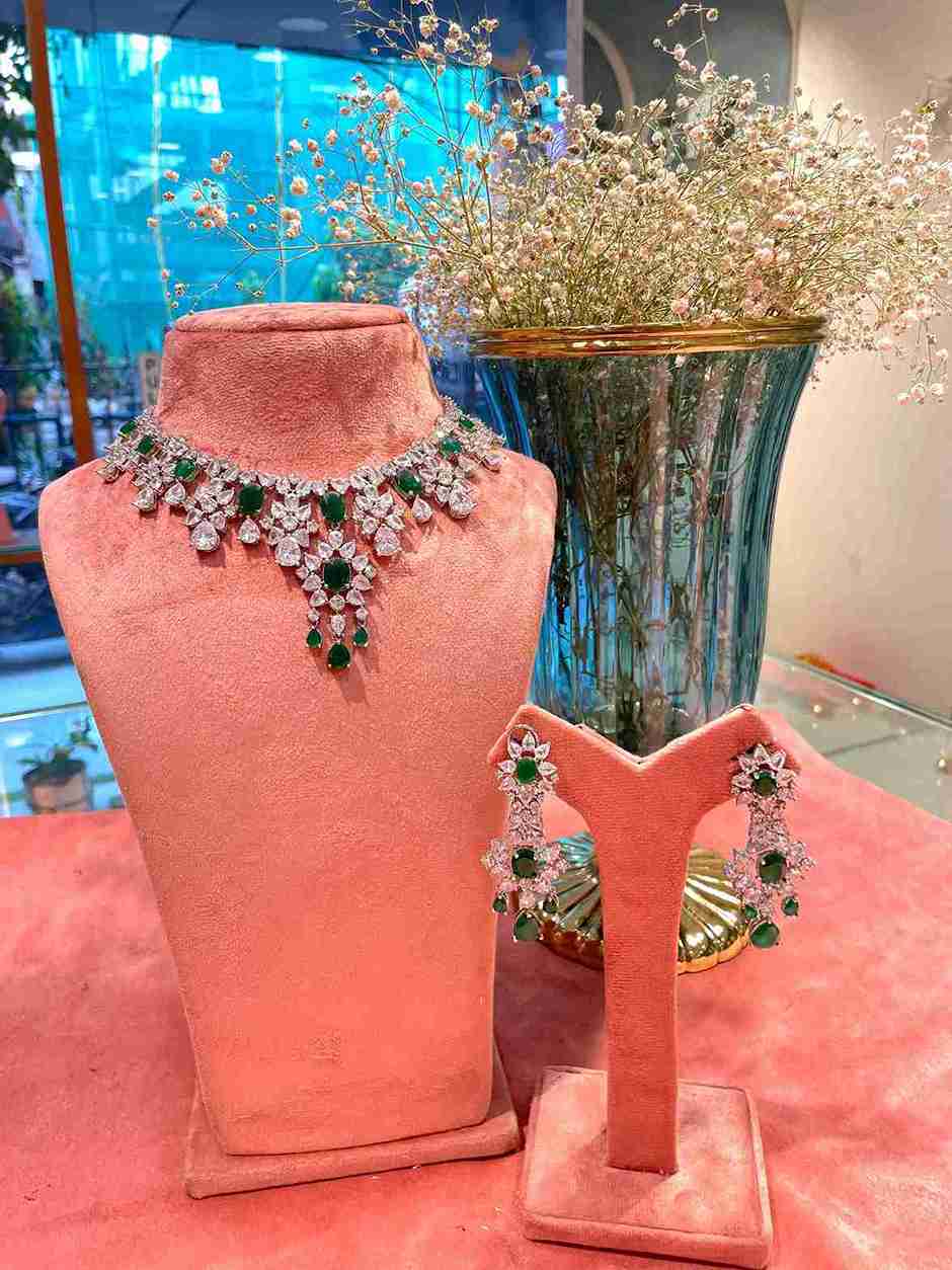 TRISHA EMERALD &amp; DIAMOND SET image 0