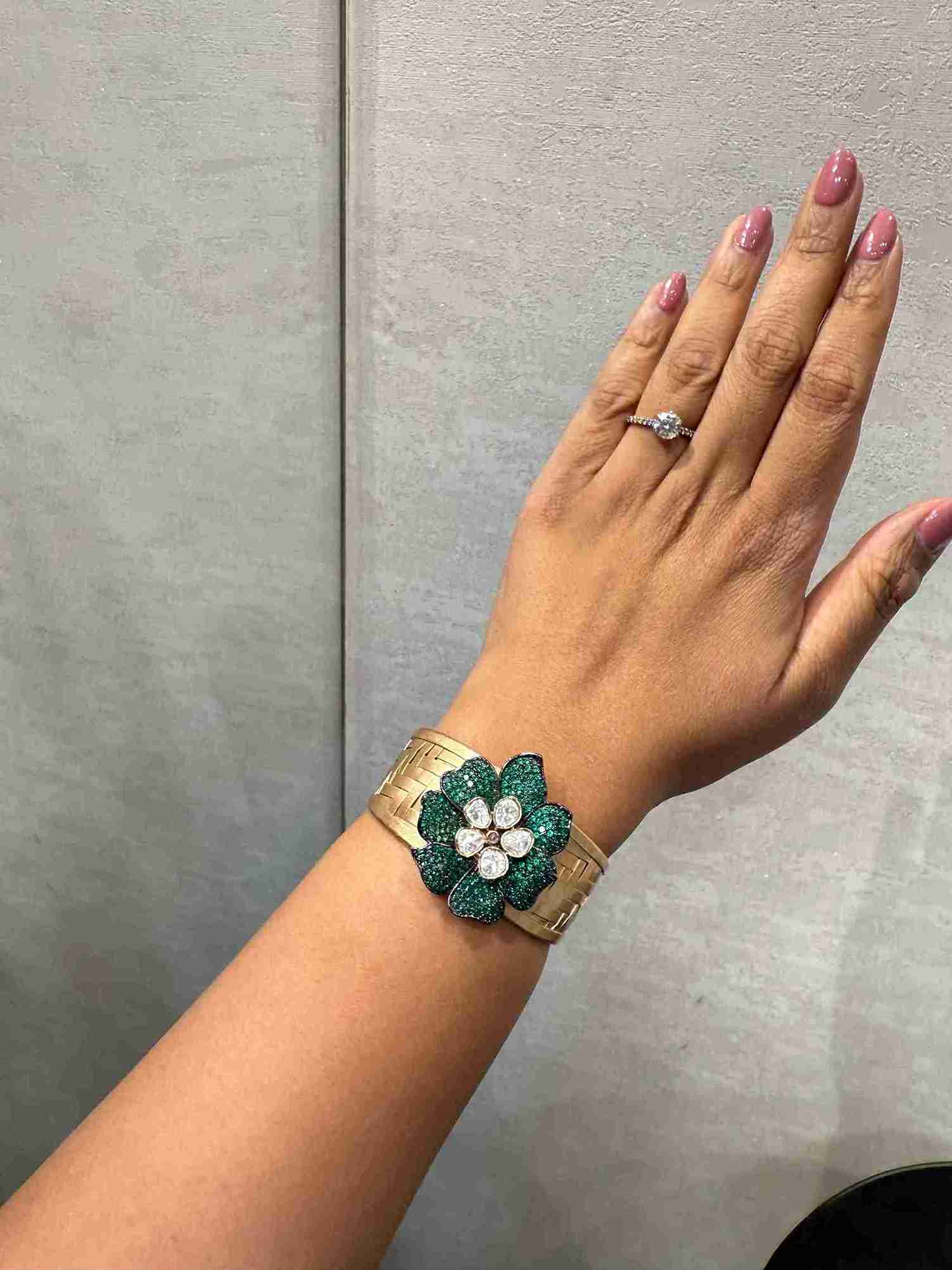 GREEN FLOWER GOLD BRACELET image 0