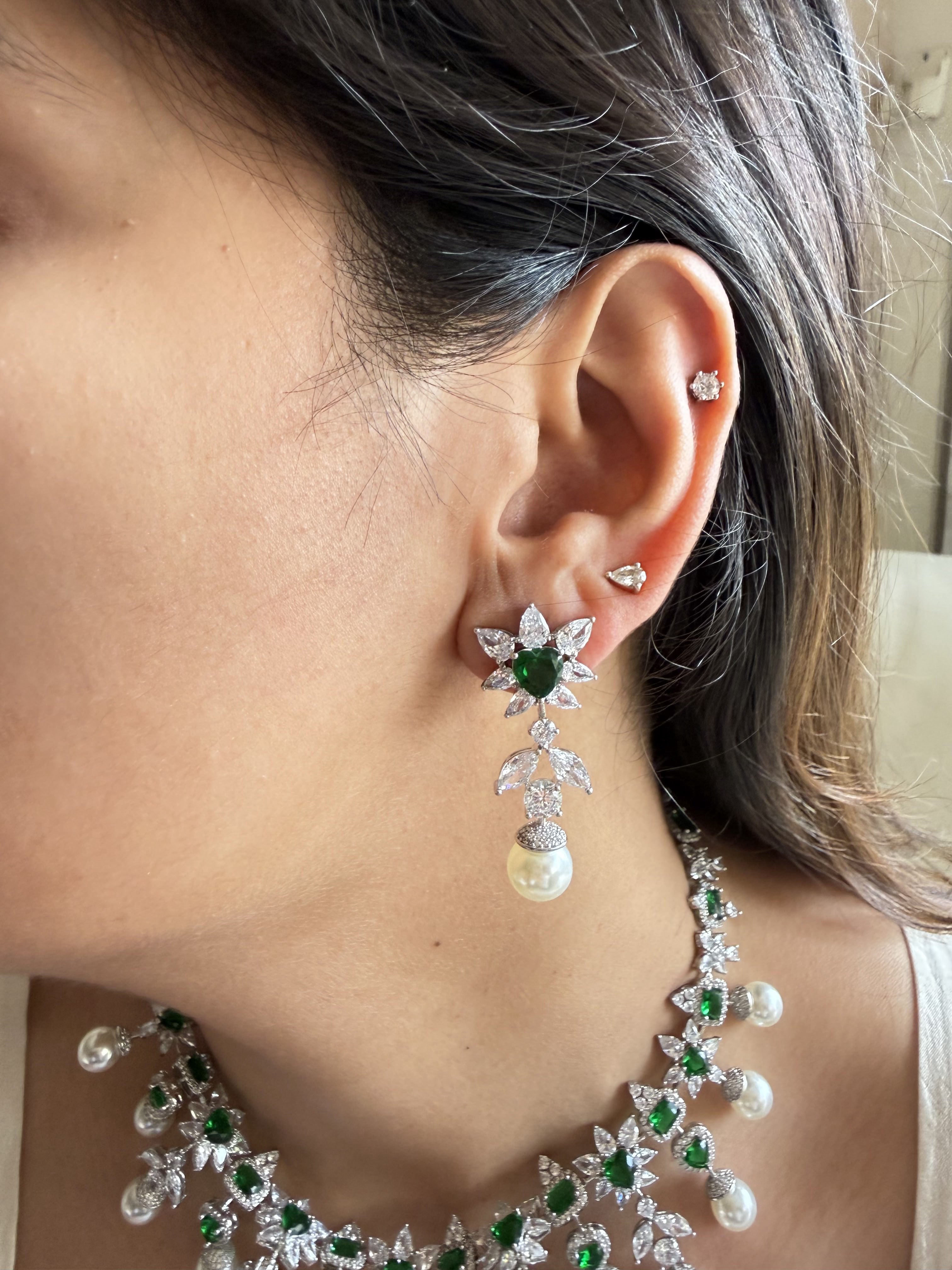 MILLY GREEN DIAMOND WITH PEARL SET