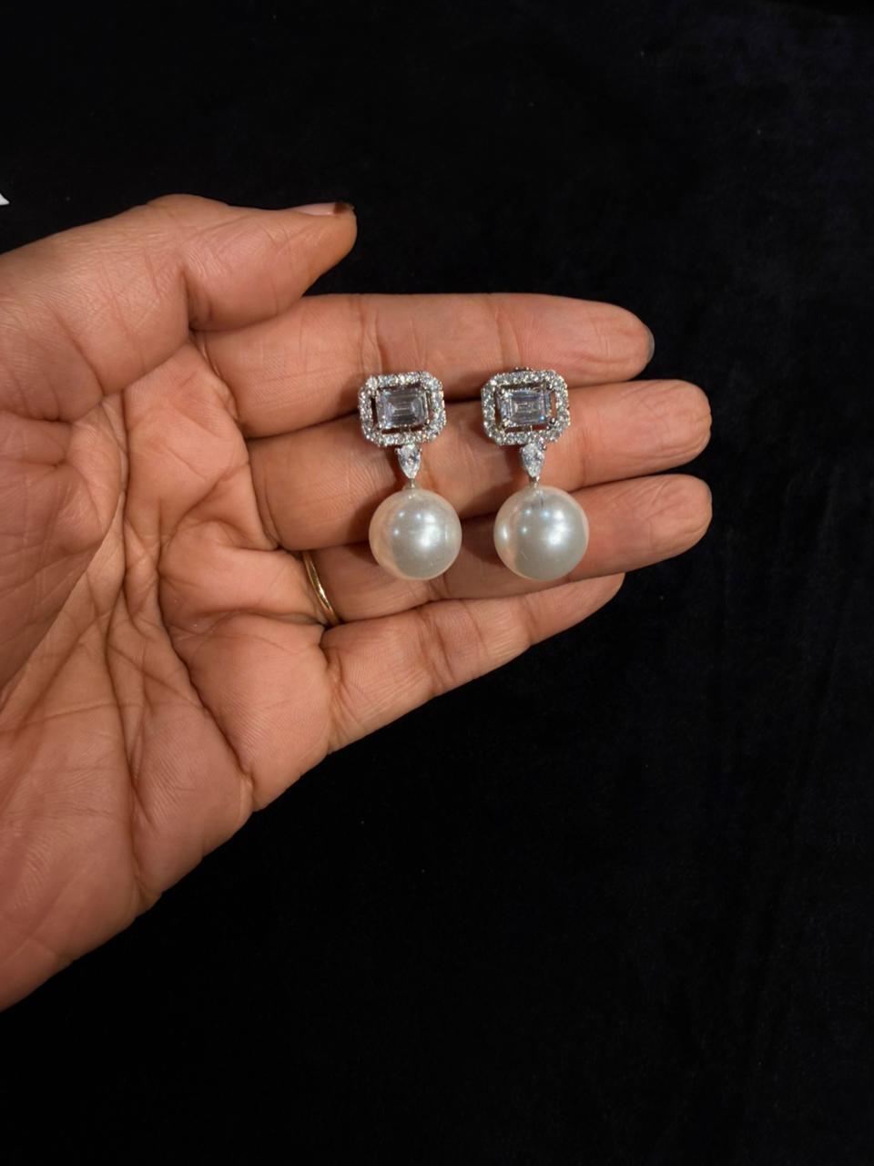 GIANA WITH PEARL STUD