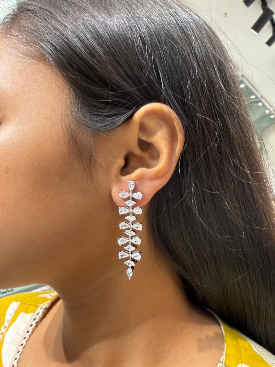 JULIA SLEEK DIAMOND EARRING