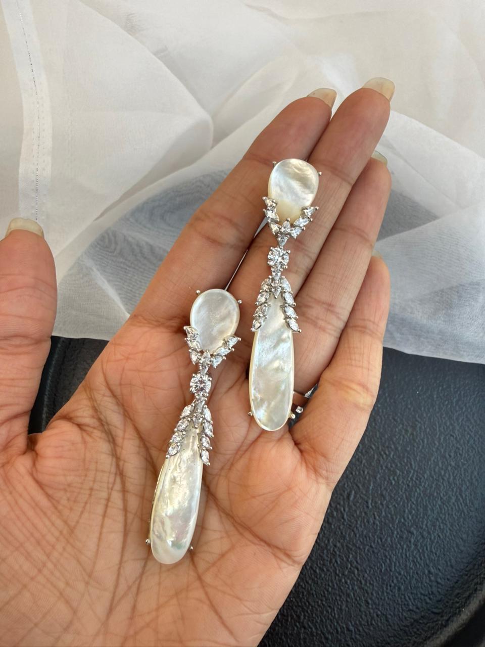 CROWN MOTHER OF PEARL EARRING