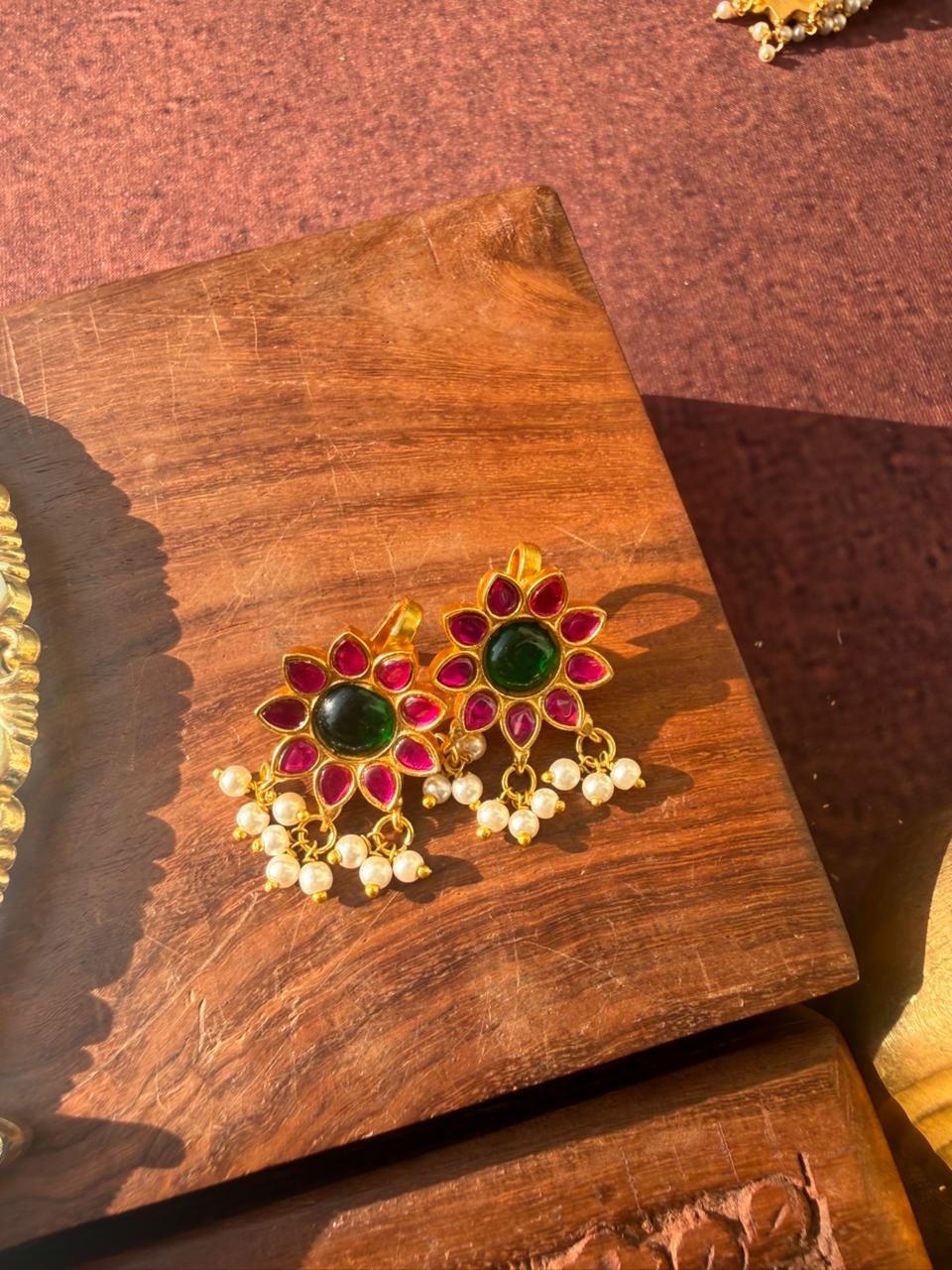 MORISI FLOWER EARCUFF