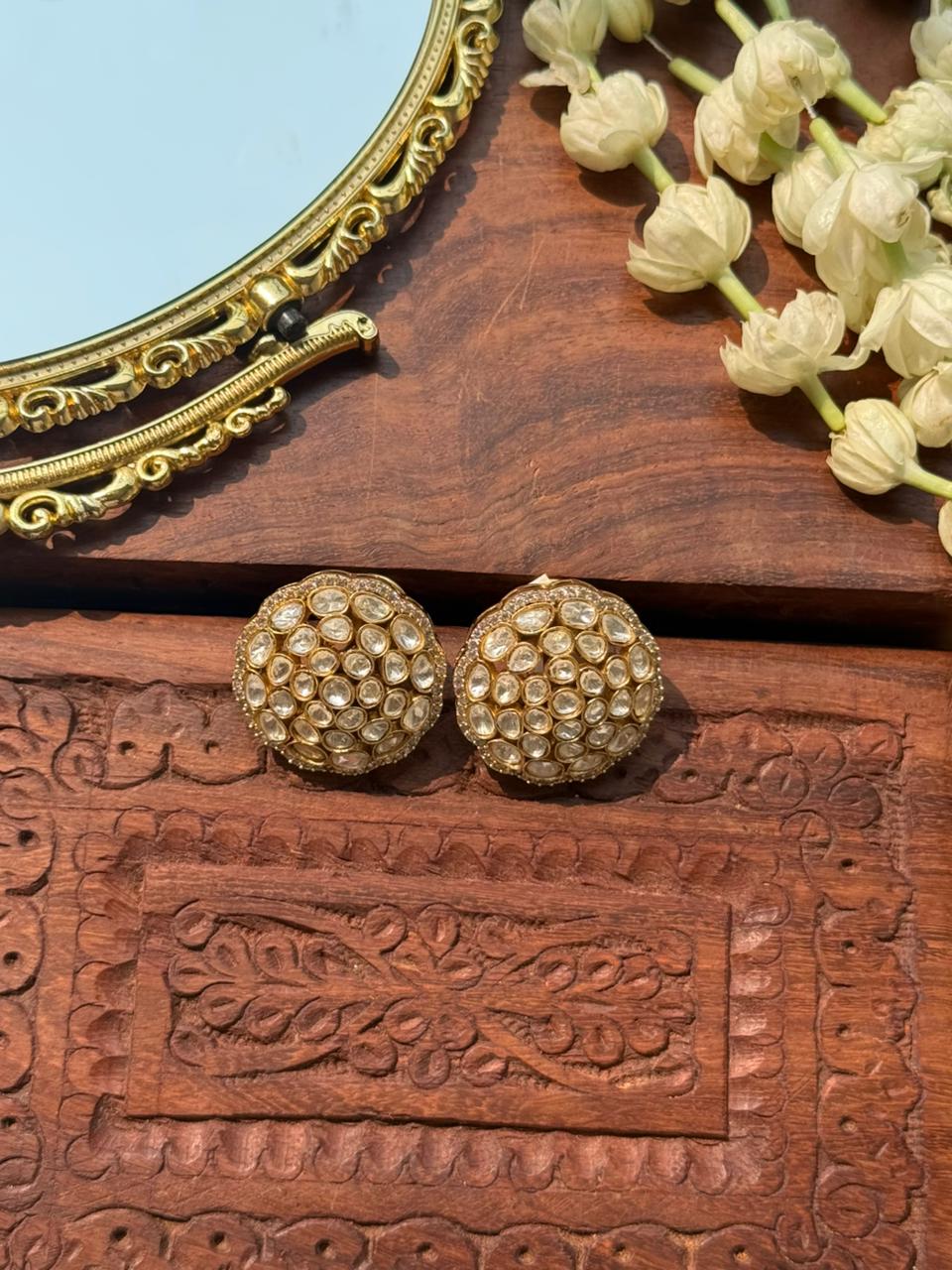 SUTIKA POLKI STUD