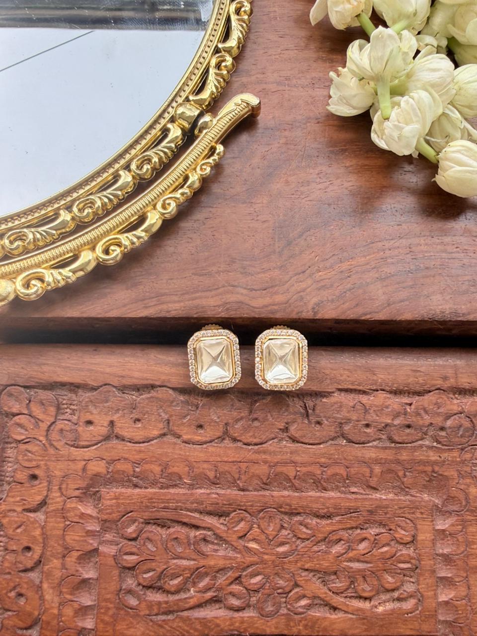 SQUARE POLKI STUD