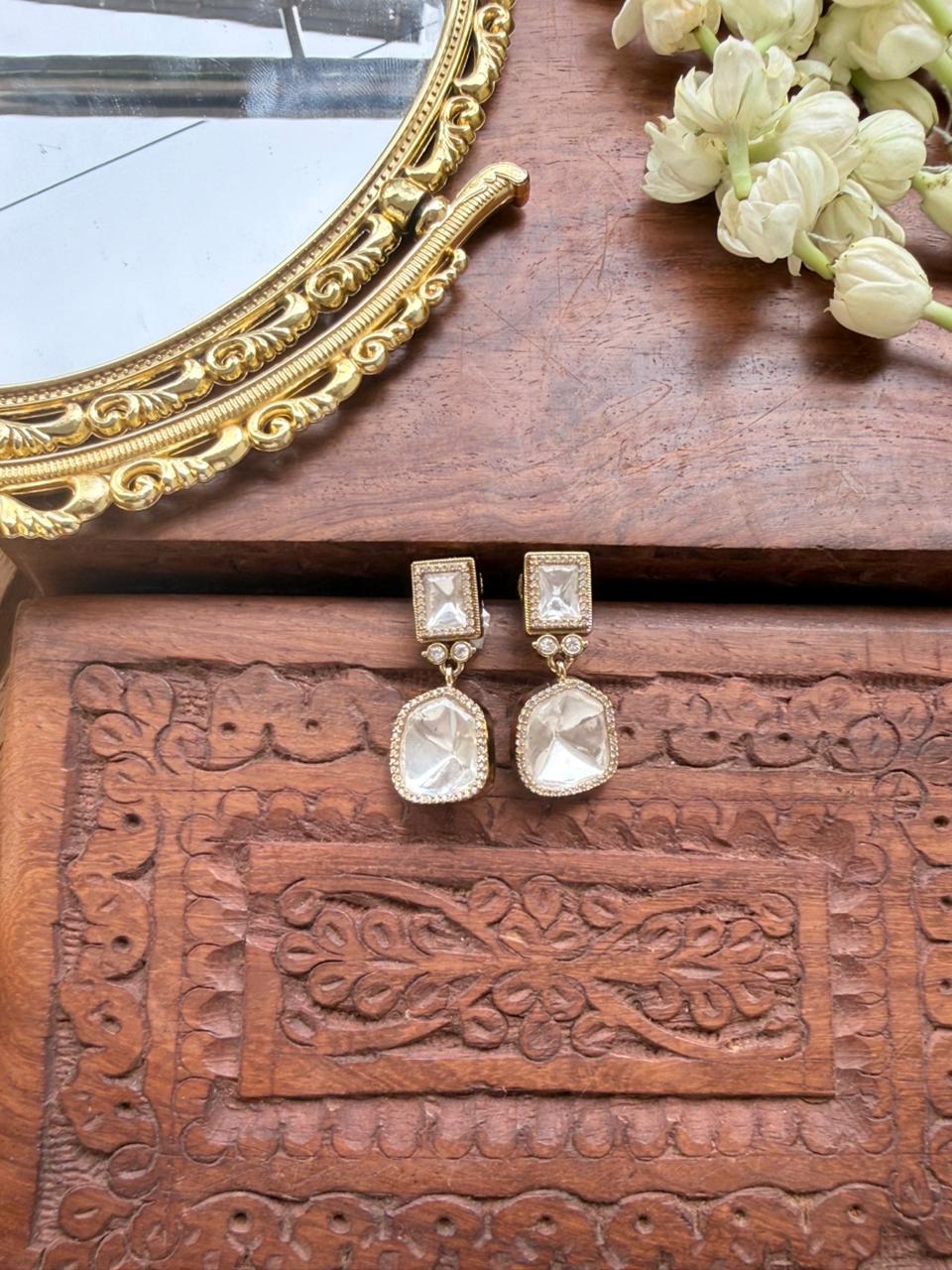 EISIKA VICTORIAN EARRING