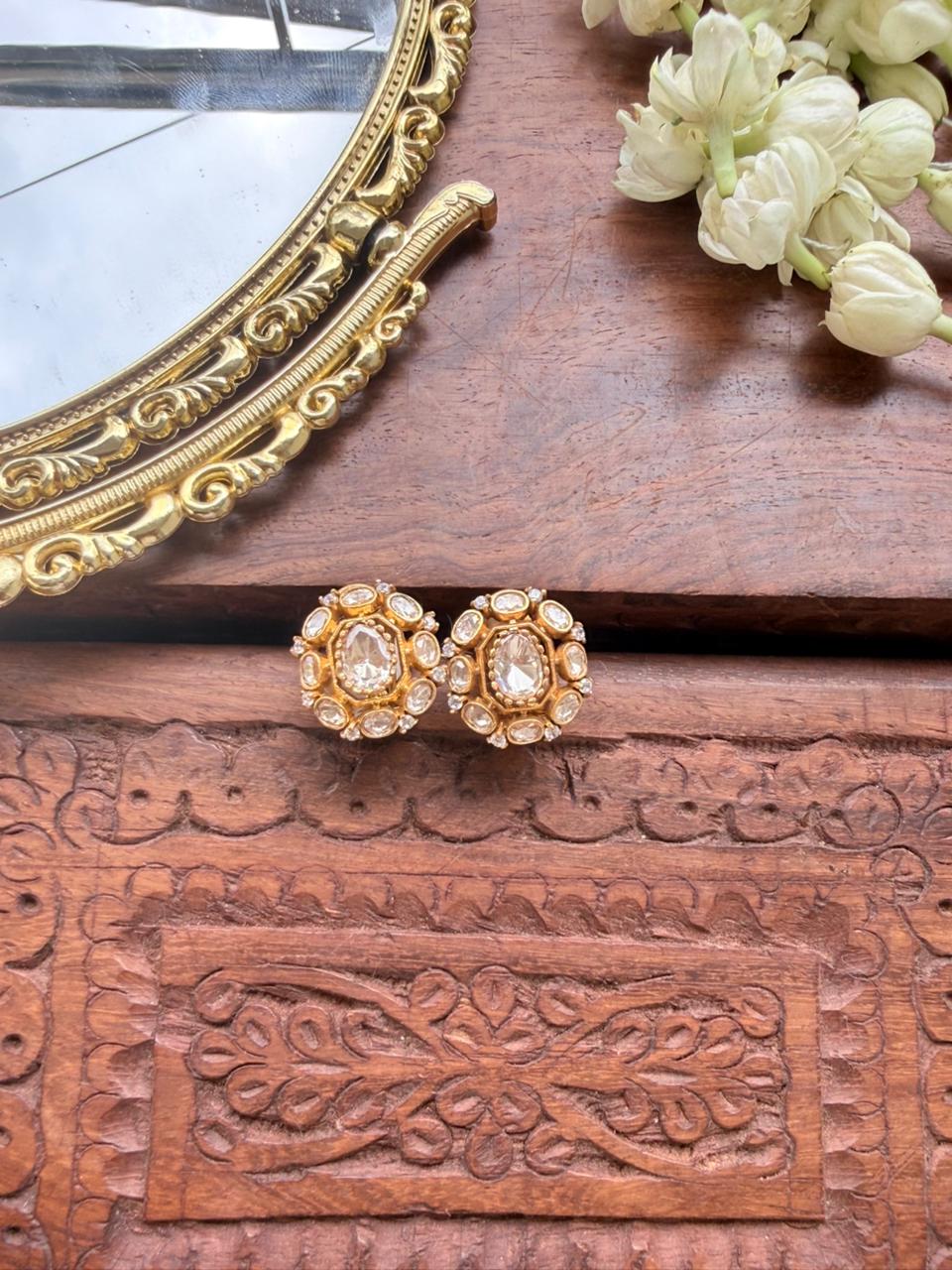 FLOWER POLKI STUD
