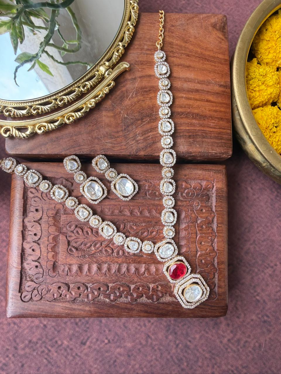 MOINA SLEEK NECKLACE SET