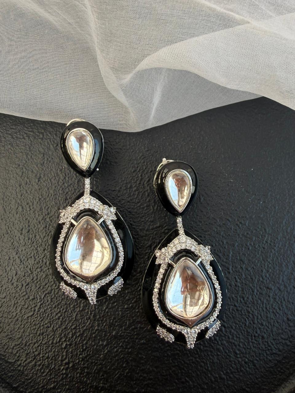 USIKA BLACK ENAMEL EARRING