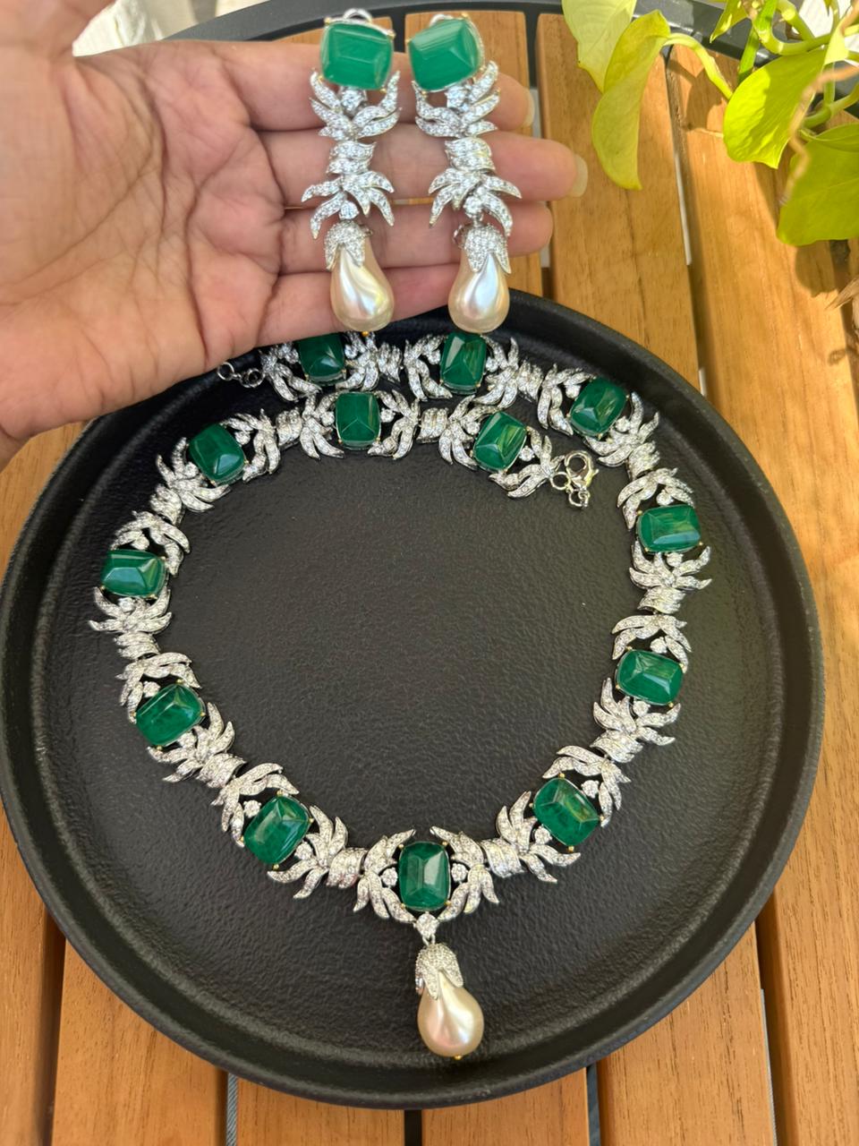 TIA PEARL WITH EMERALD DIAMOND SET