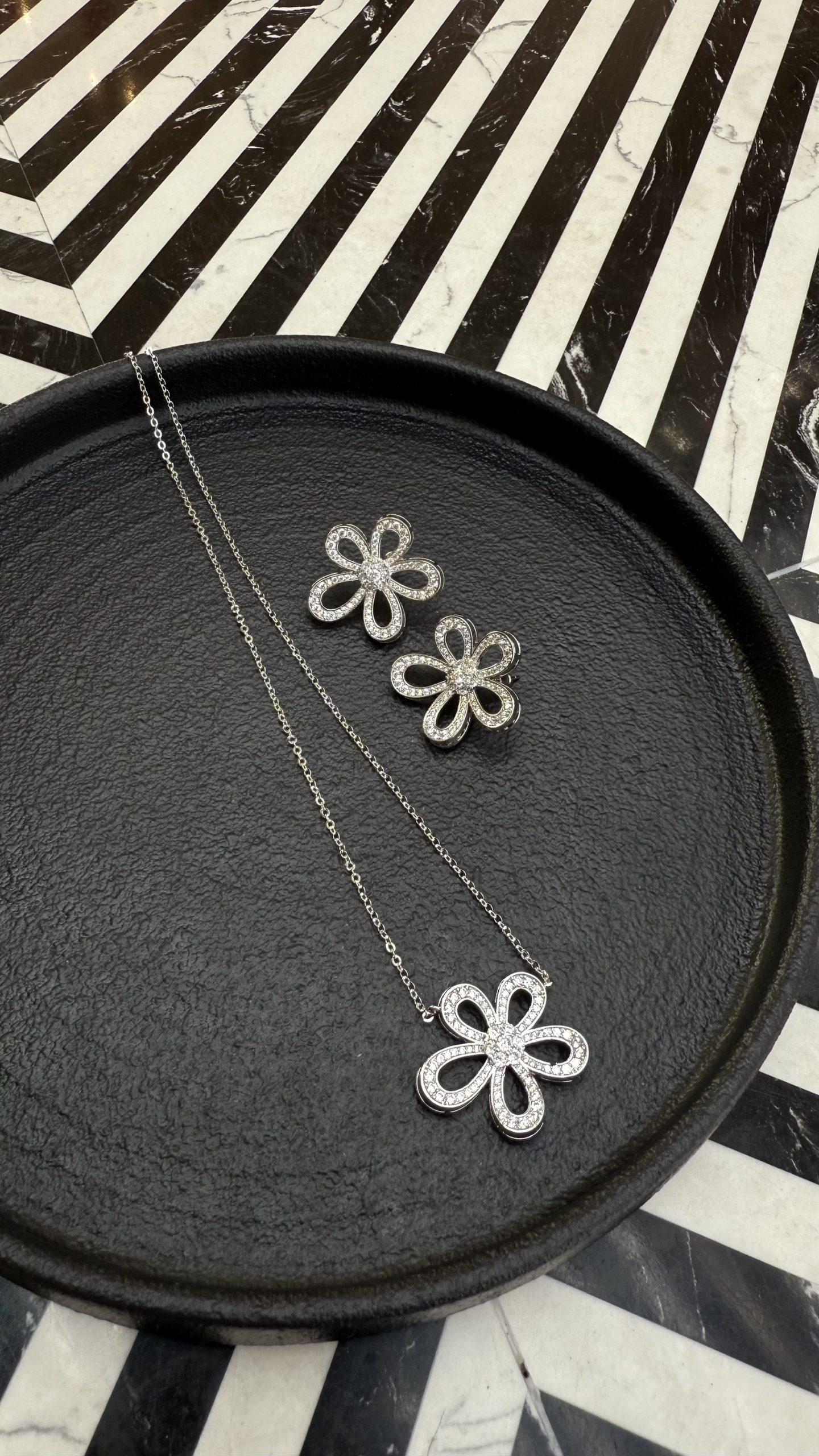 Flower Pendant &amp; Earrings image 0