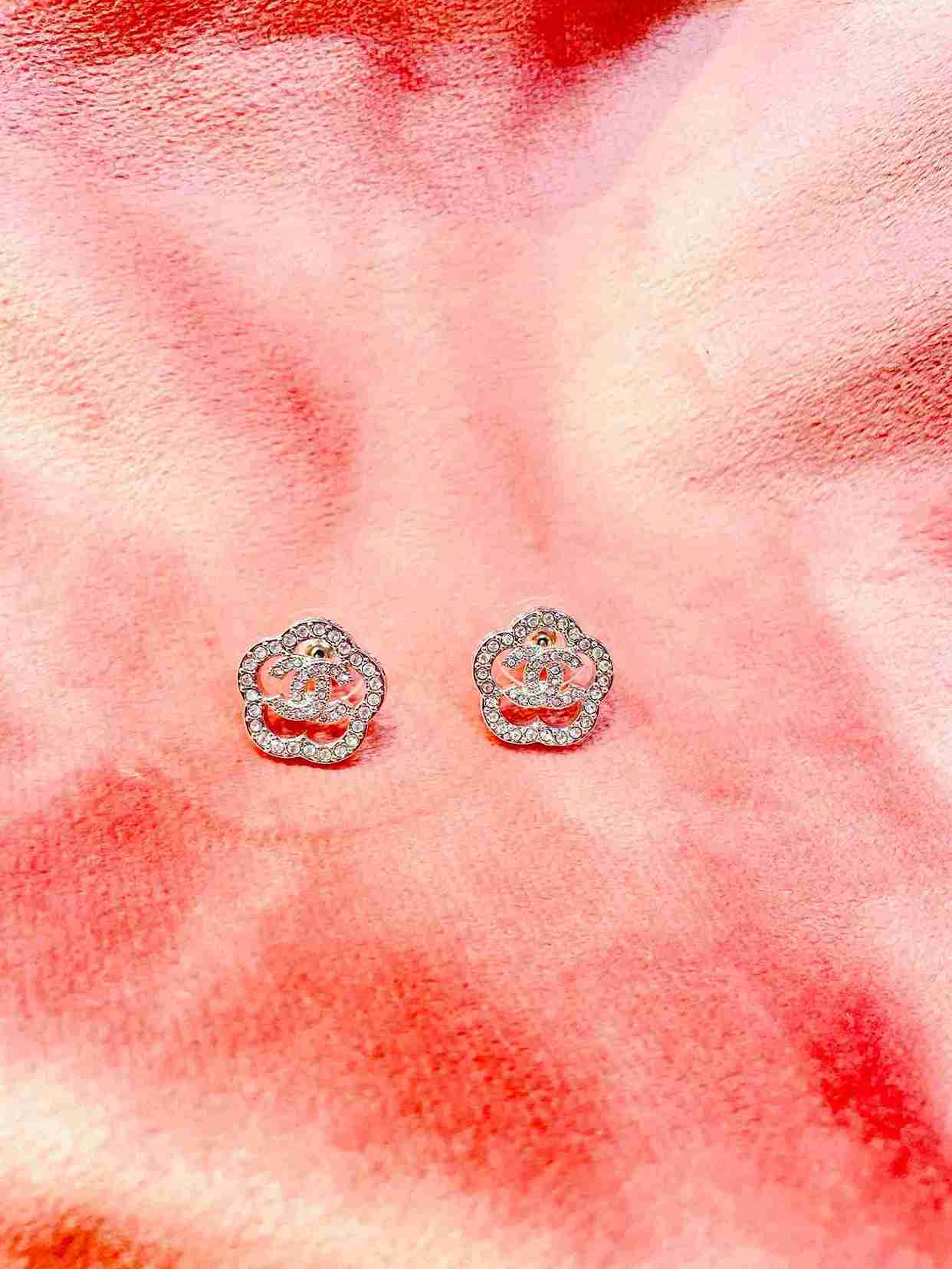 CHANEL FLOWER STUD image 0