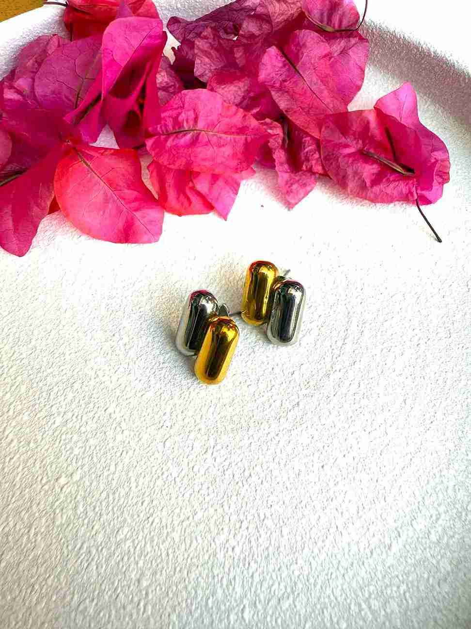 CAPSULE STUD image 0