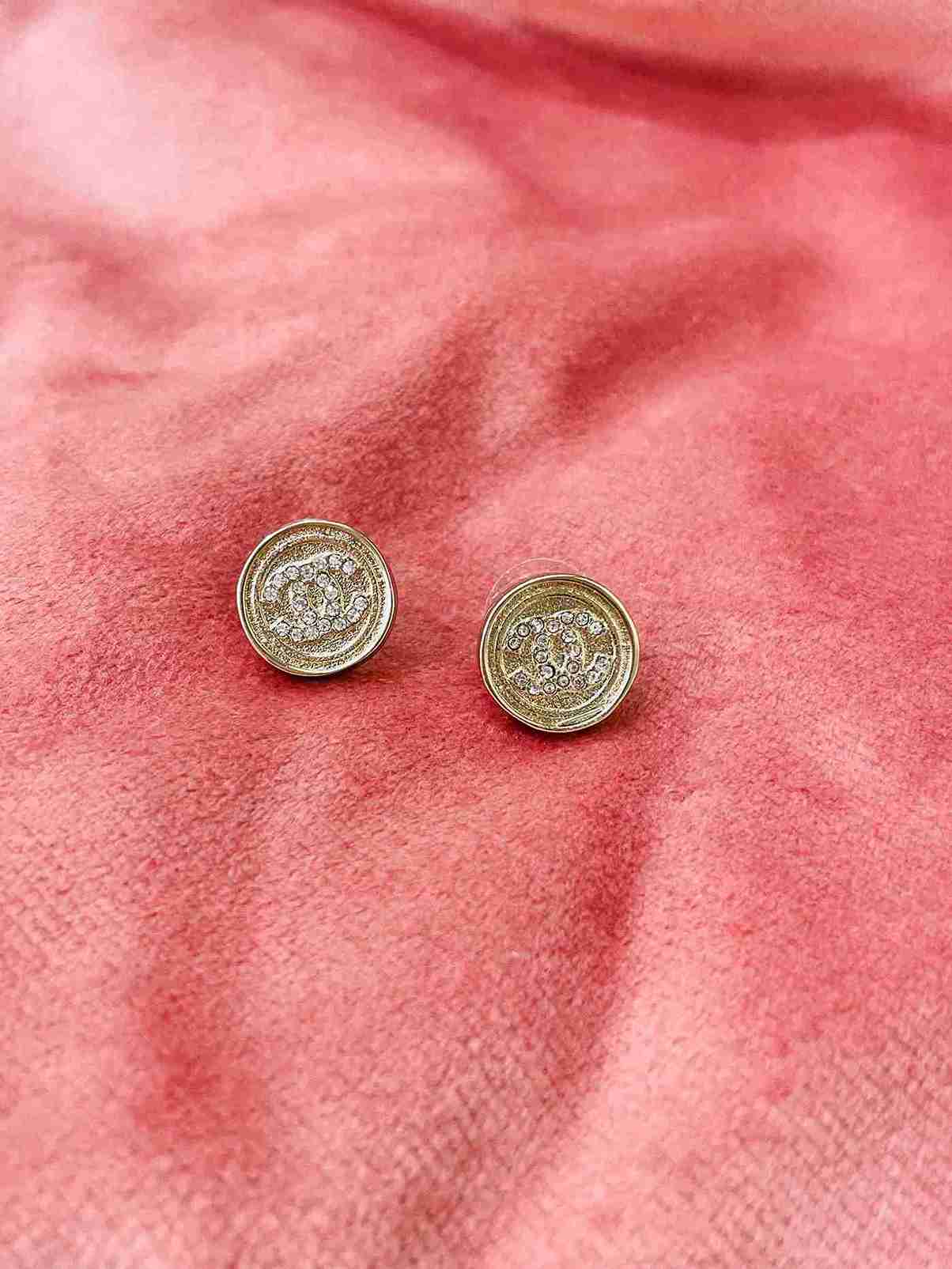 CHANEL BUTTON STUD image 0