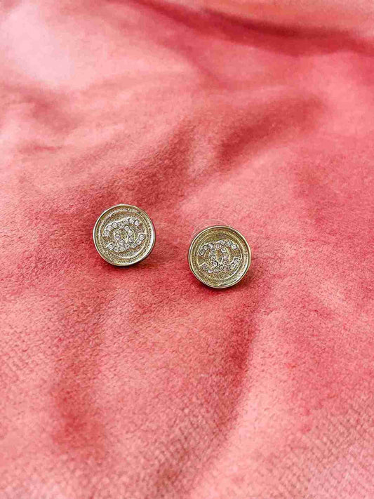 CHANEL BUTTON STUD image 0
