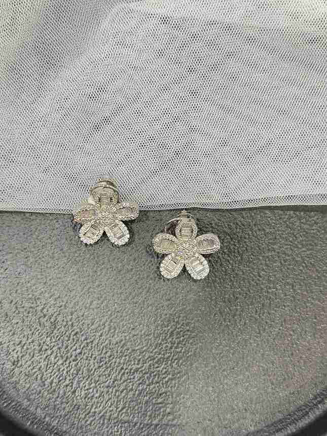 DIAMONDIES FLOWER STUD image 0