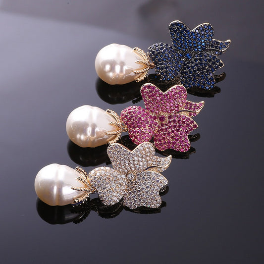 Clover With Baroque Pearl image 0