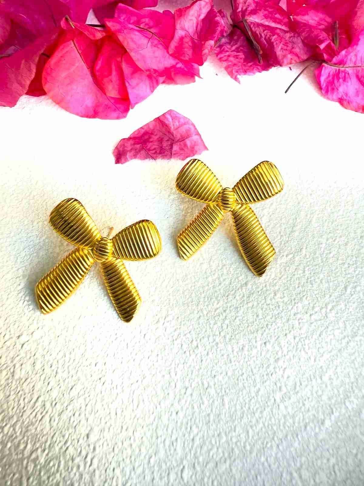 GOLD BOW STUD image 0