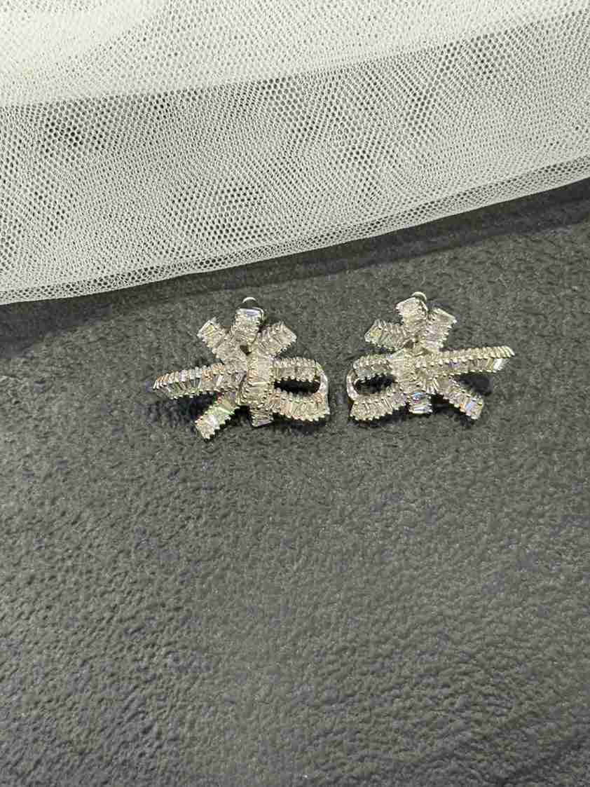 AVA BOW STUD image 0