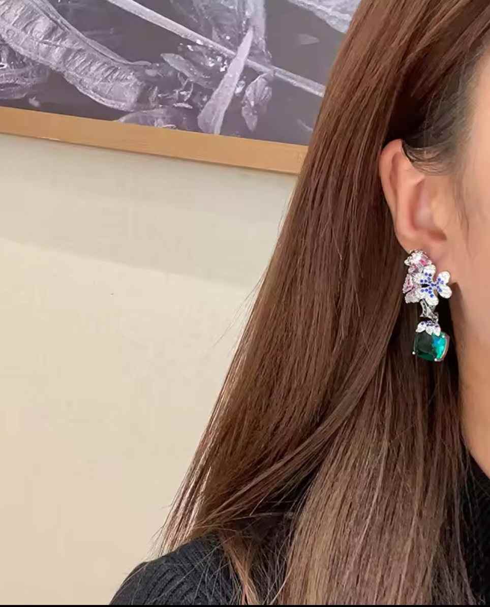 FLOWER CRYSTAL STUD image 1