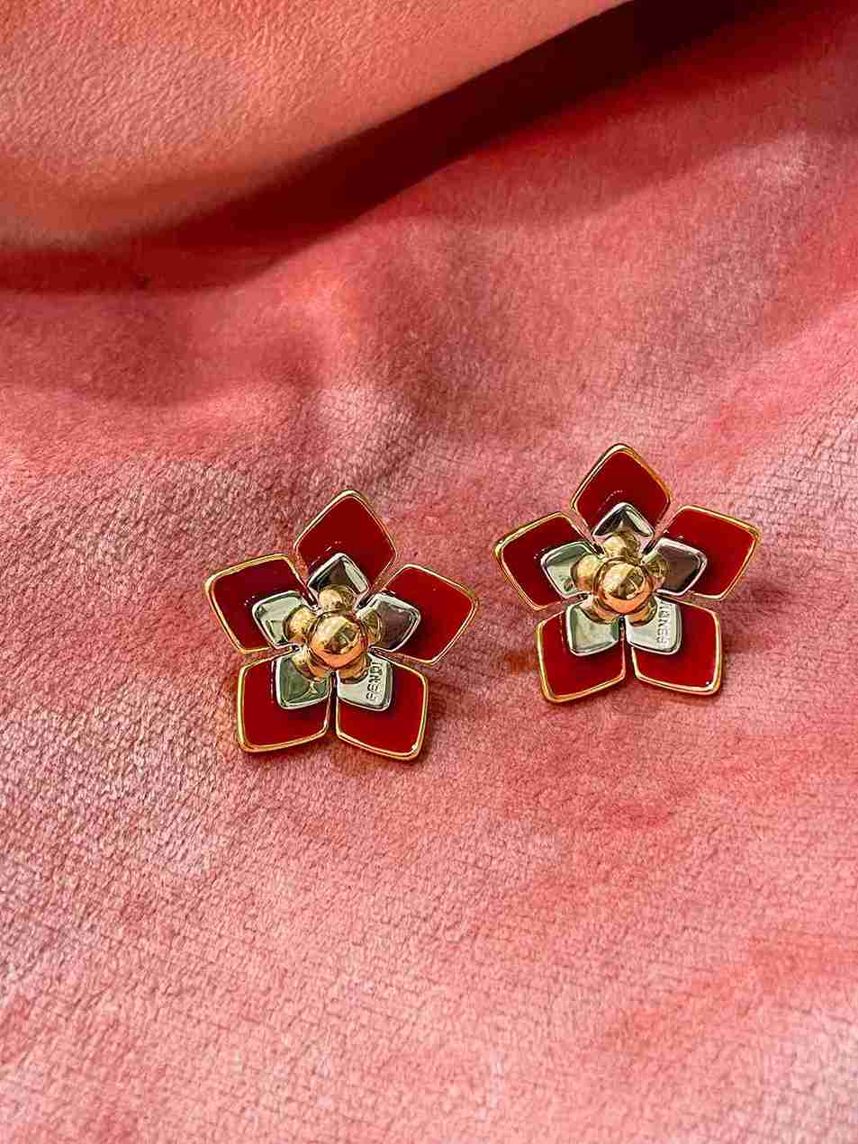 FENDI FLOWER RED STUD image 0