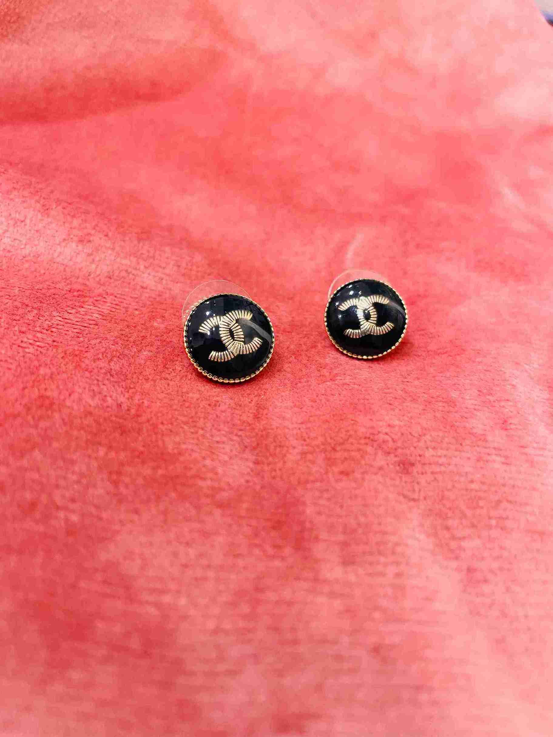 CHANEL MINI STUD image 0