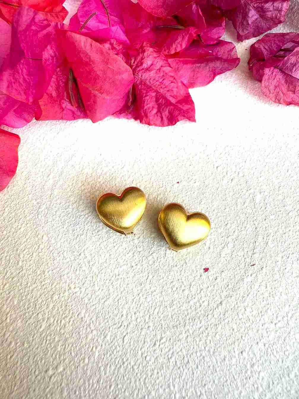 TIP TOP HEART STUD image 0