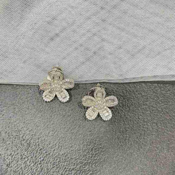 DIAMONDIES FLOWER STUD